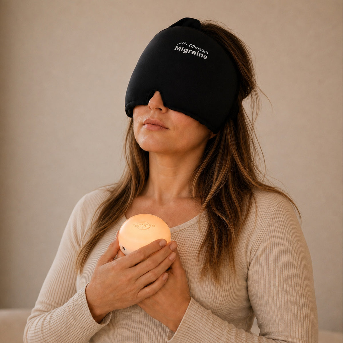 Une femme qui porte le bonnet anti-migraine Climsom sur les yeux, un ZenSpire + allumé contre la poitrine