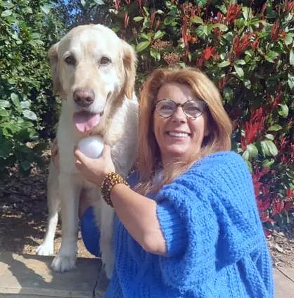 Shaïna Labeau avec un chien, un ZenSpire à la main