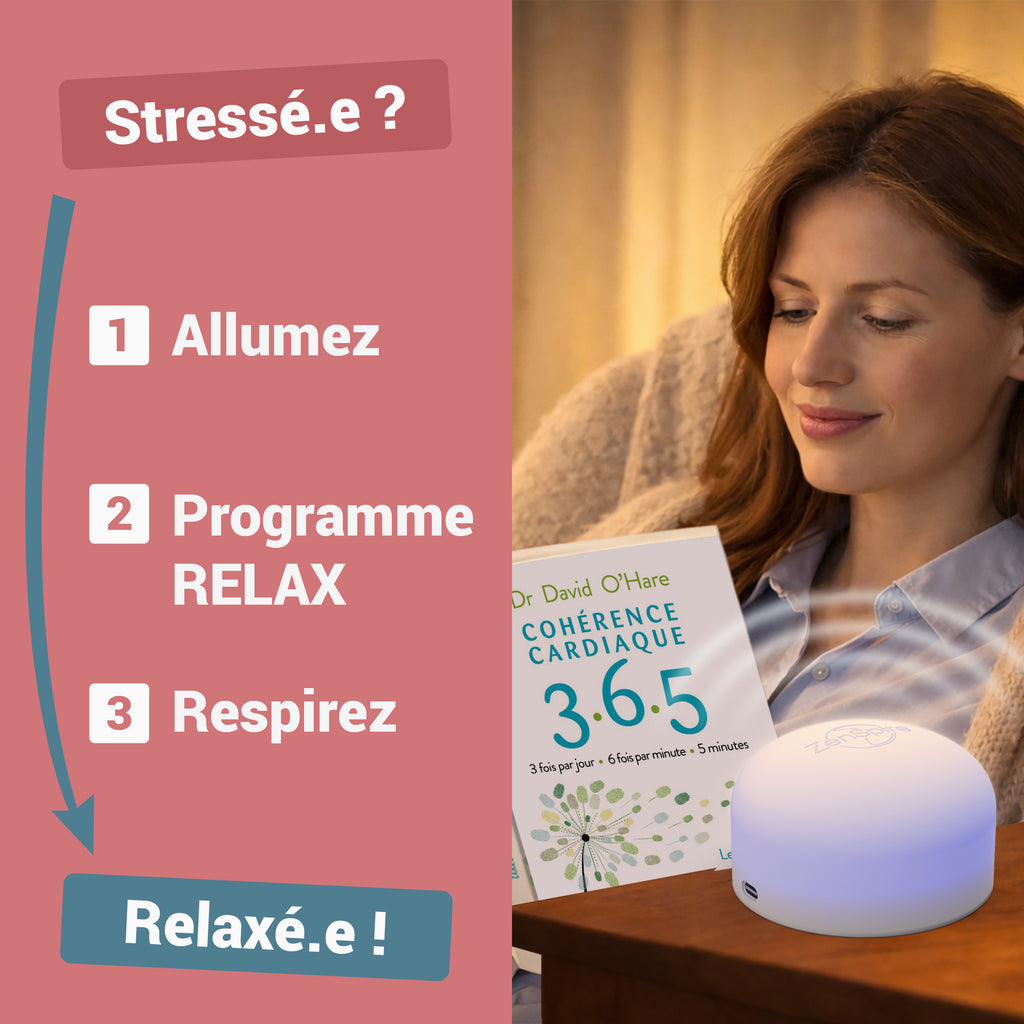 Femme souriante près d’un ZenSpire + allumé en bleu et du livre 3.6.5 : allumez, programme Relax, respirez