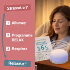 Femme souriante près d’un ZenSpire + allumé en bleu et du livre 3.6.5 : allumez, programme Relax, respirez