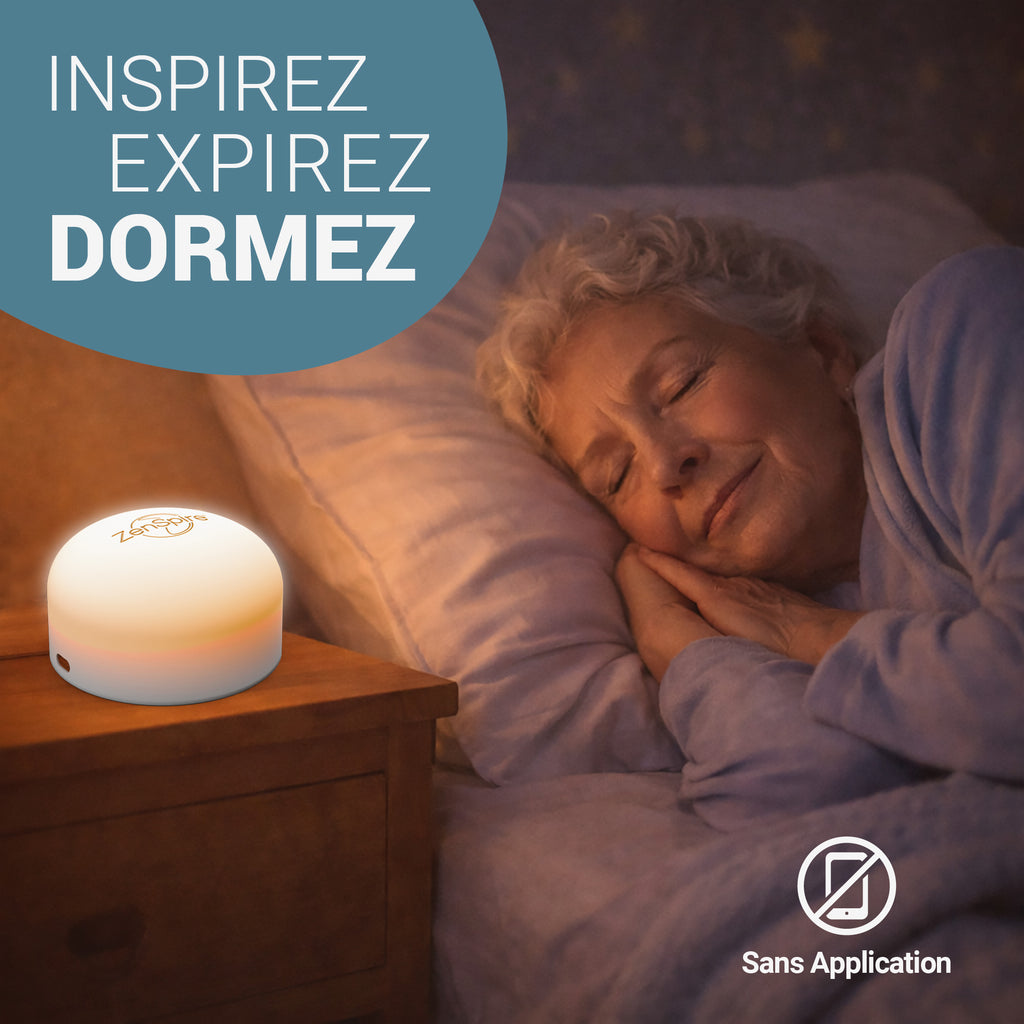 Femme âgée endormie, un ZenSpire + allumé sur la table de chevet : inspirez, expirez, dormez
