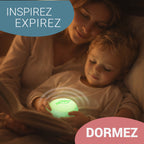 Une mère et son enfant lisent ensemble, un ZenSpire + allumé entre leurs mains : inspirez, expirez, dormez
