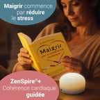 Femme qui lit le livre Maigrir par la cohérence cardiaque près d’un ZenSpire +