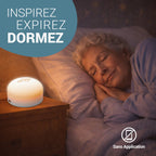 Femme âgée dans son lit, un ZenSpire + allumé sur la table de chevet, sans application