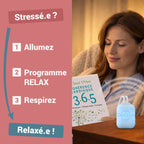 Femme souriante près d’un ZenSpire Pocket allumé en bleu et du livre 3.6.5 : allumez, programme Relax, respirez
