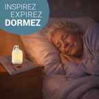 Femme âgée endormie, un ZenSpire Pocket allumé sur la table de chevet : inspirez, expirez, dormez
