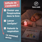 Enfant au lit, un ZenSpire Pocket allumé et le livre Cohérence Kid près de lui : le sommeil arrive